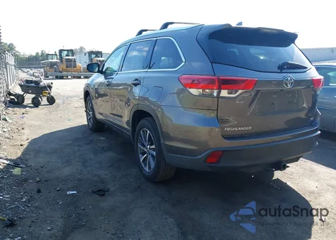 2018 Toyota Highlander Xle z USA, uszkodzony, nr VIN 5TDKZRFH7JS543957